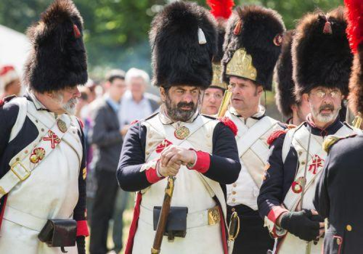 Rekonstruktorzy w mundurach z epoki napoleońskiej. Fot. PAP/EPA