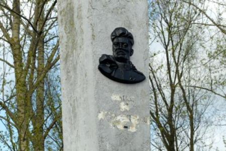 Zdewastowany pomnik generała Armii Czerwonej Iwana Czerniachowskiego w Pieniężnie. Fot. PAP/T. Waszczuk