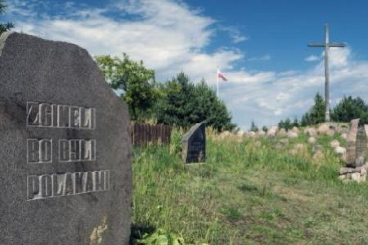 Krzyż i tablice w Gibach upamiętniające pomordowanych w obławie augustowskiej.. Fot. PAP/J. Ochoński