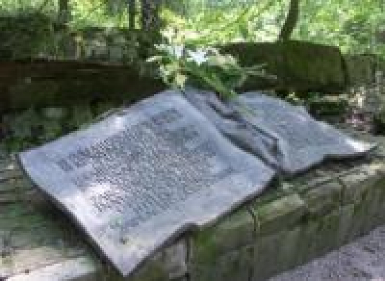 Pamiatkowa tablica w miejscu zamachu na Hitlera. Fot. PAP/M. Kaczyńska