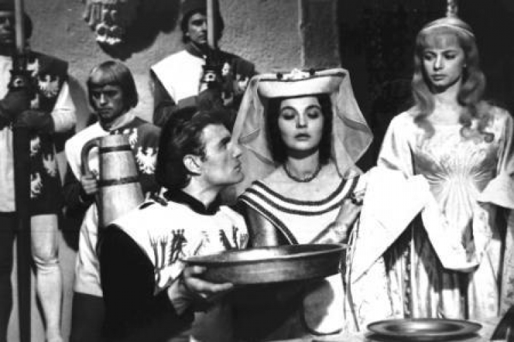 Scena z filmu "Krzyżacy" - M. Kalenik (Zbyszko), L. Winnicka (księżna) i G. Staniszewska (Danuśka). Fot. PAP/CAF