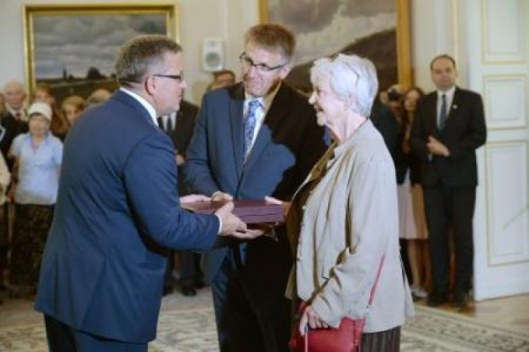 Córka K. Skarżyńskiego odbiera nadany mu pośmiertnie Krzyż Wielki OOP. Fot. PAP/J. Turczyk