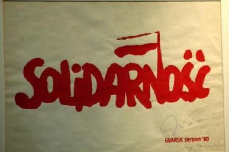 Historyczny pierwszy plakat z logo „S”, wymyślony podczas strajku w Stoczni Gdańskiej w 1980 r. Fot. PAP/S. Kraszewski