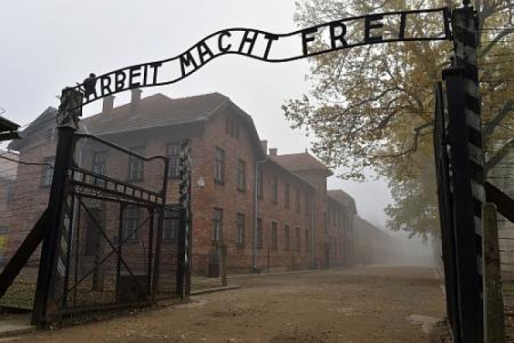 Brama byłego obozu koncentracyjnego Auschwitz - Birkenau Fot.PAP/Jacek Bednarczyk