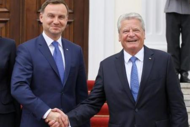 Prezydent Andrzej Duda i prezydent Niemiec Joachim Gauck podczas powitania w Berlinie. 28.08.2015. Fot. PAP/P. Supernak