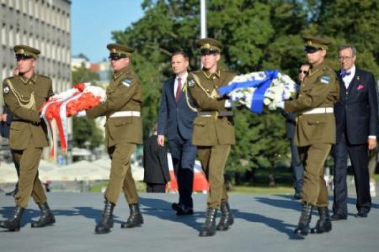 Prezydent RP Andrzej Duda i prezydent Estonii Toomas Hendrik Ilves przed Pomnikiem Wolności. Fot. PAP/J. Turczyk