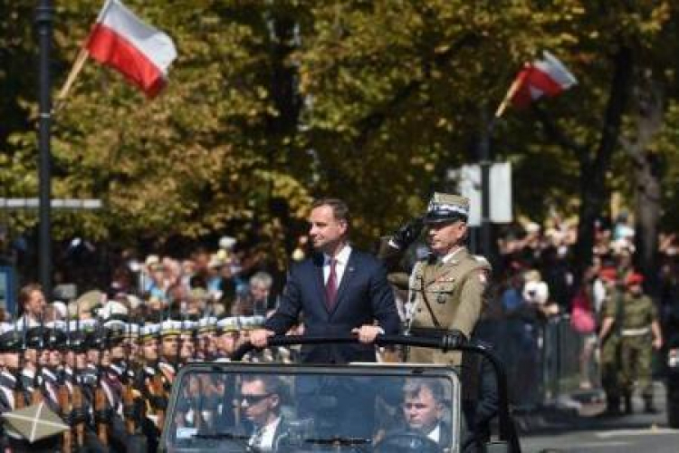 Prezydent Andrzej Duda w asyście gen. M. Gocuła dokonuje przeglądu pododdziałów wojskowych. Fot. PAP/R. Pietruszka Prezydent Andrzej Duda w asyście gen. M. Gocuła dokonuje przeglądu pododdziałów wojskowych. Fot. PAP/R. Pietruszka