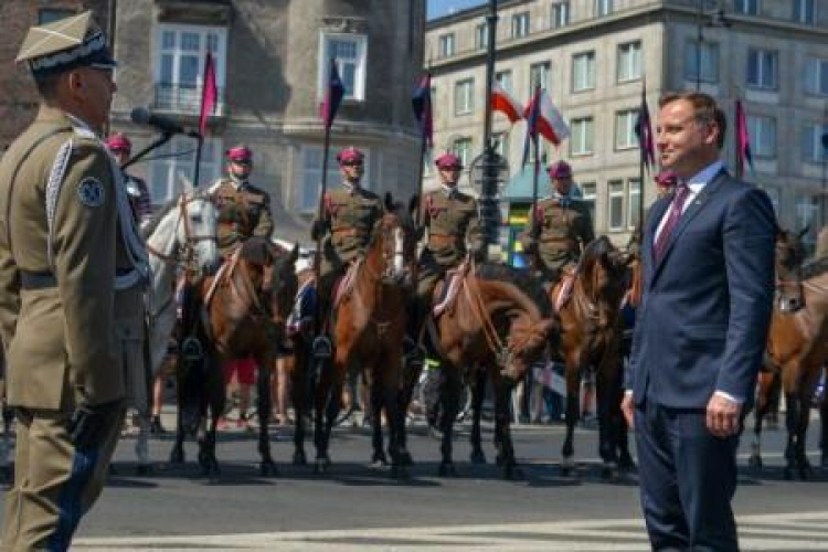 Prezydent Andrzej Duda przyjmuje meldunek od szefa Sztabu Generalnego WP gen. Mieczysława Gocuła. Fot. PAP/M. Obara 