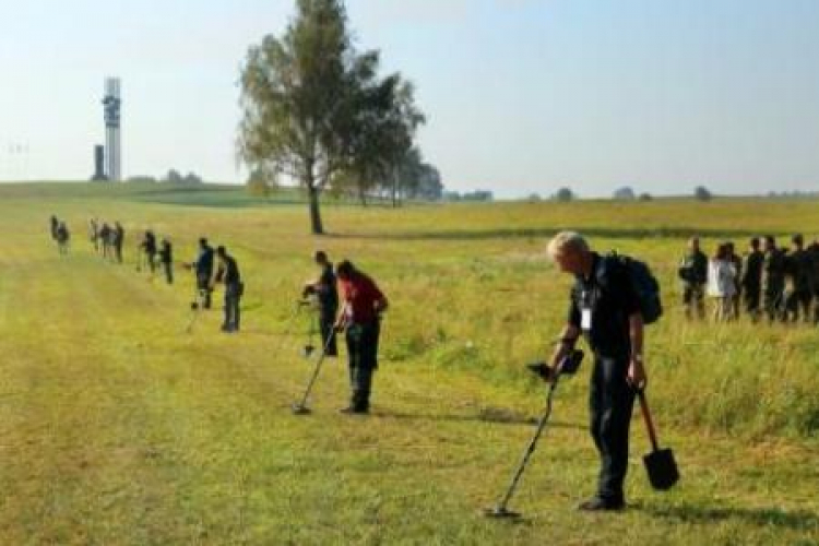 Archeolodzy i detektoryści podczas międzynarodowych badań na Polach Grunwaldzkich. 2014 r. Fot. PAP/T. Waszczuk