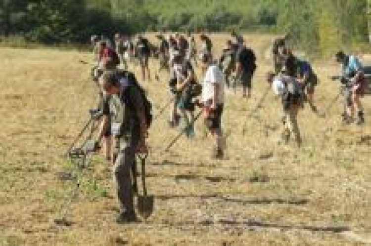 Archeolodzy i detektoryści podczas międzynarodowych badań na Polach Grunwaldzkich. Sierpień 2015 r. Fot. PAP/T. Waszczuk