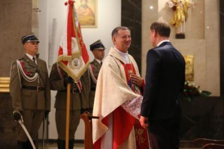 Bp Józef Guzdek i prezydent Andrzej Duda podczas mszy św. w intencji Ojczyzny i Wojska Polskiego. Fot. PAP/T. Gzell