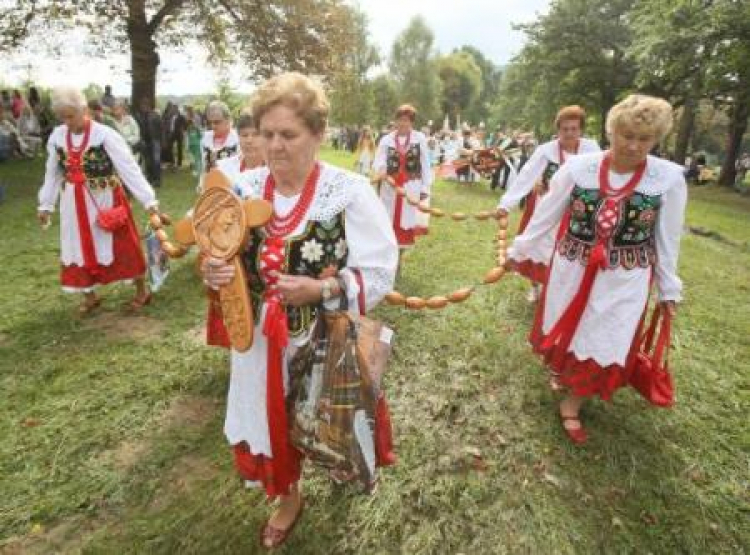 Pielgrzymi w procesji Wniebowzięcia Matki Boskiej w Kalwarii Zebrzydowskiej. Fot. PAP/S. Rozpędzik 