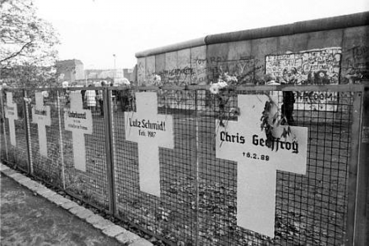 Krzyże z nazwiskami osób, które zginęły podczas próby przekroczenia Muru Berlińskiego Fot.PAP/Jerzy Undro