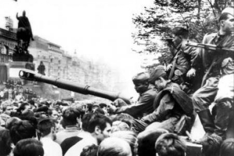 Sowieccy żołnierze w centrum Pragi. 21.08.1968. Fot. PAP/EPA