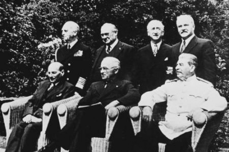 Konferencja w Poczdamie. Od lewej siedzą: Clement Attlee, Harry Truman i Józef Stalin. Fot. PAP/Rerpodukcja