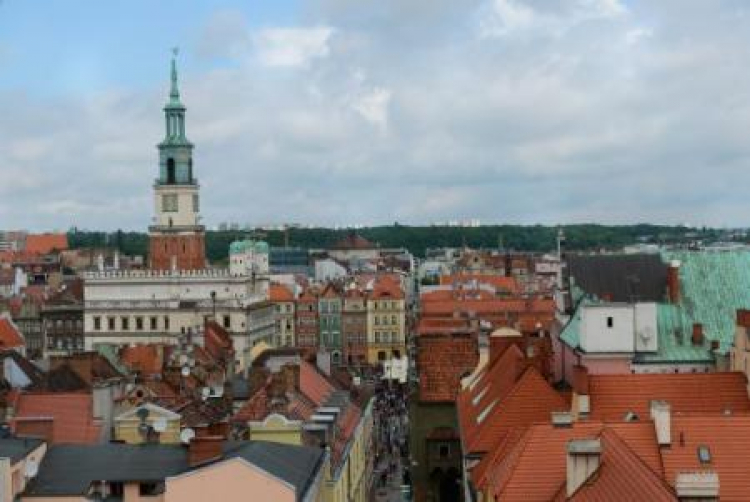 Poznań: Widok ze strychu Fary na ulicę Świętosławską i ratusz miejski. Fot. PAP/J. Kaczmarczyk