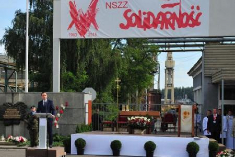 Prezydent Andrzej Duda przed bramą główną Stoczni Szczecińskiej. Fot. PAP/M. Bielecki