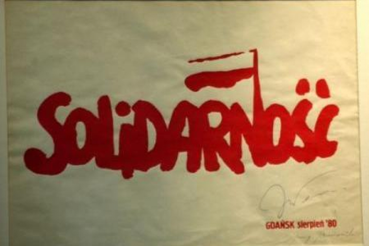 Historyczny pierwszy plakat z logo „S”, wymyślony podczas strajku w Stoczni Gdańskiej w 1980 r. Fot. PAP/S. Kraszewski