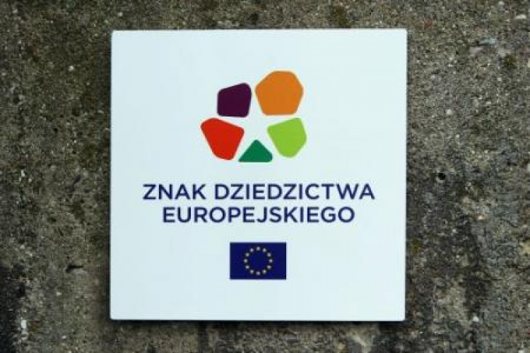Tabliczka „Znak Dziedzictwa Europejskiego” odsłonięta na historycznej bramie nr 2 Stoczni Gdańskiej. Fot. PAP/P. Wittman
