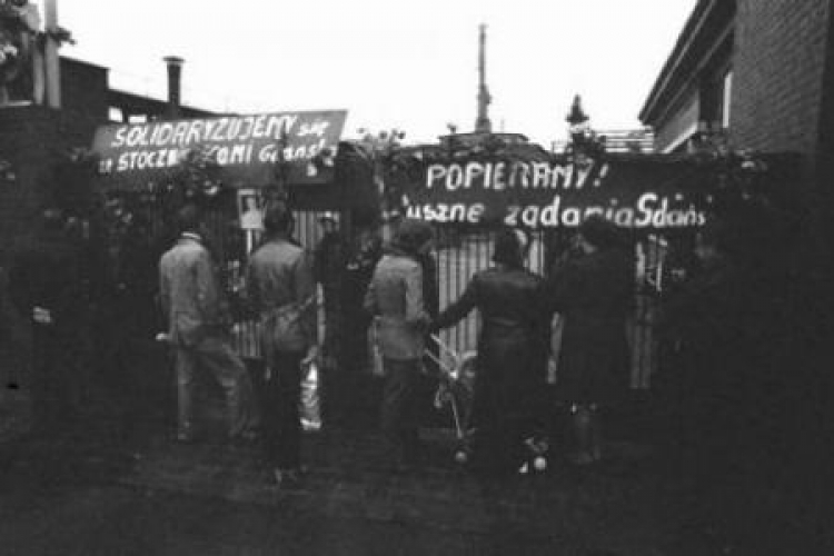 Brama strajkującej Stoczni Szczecińskiej. Sierpień 1980 r. Fot.  Fot. PAP/CAF/J. Undro