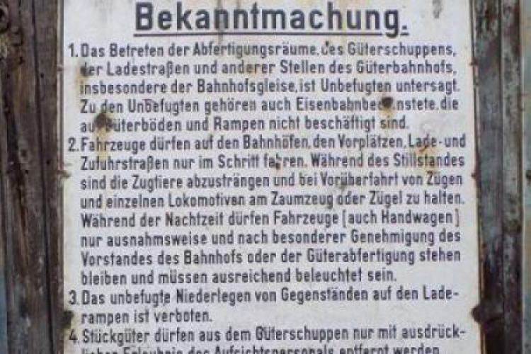 Fragment odnalezionej tablicy z czasów istnienia KL Auschwitz. Fot. Marek Księżarczyk
