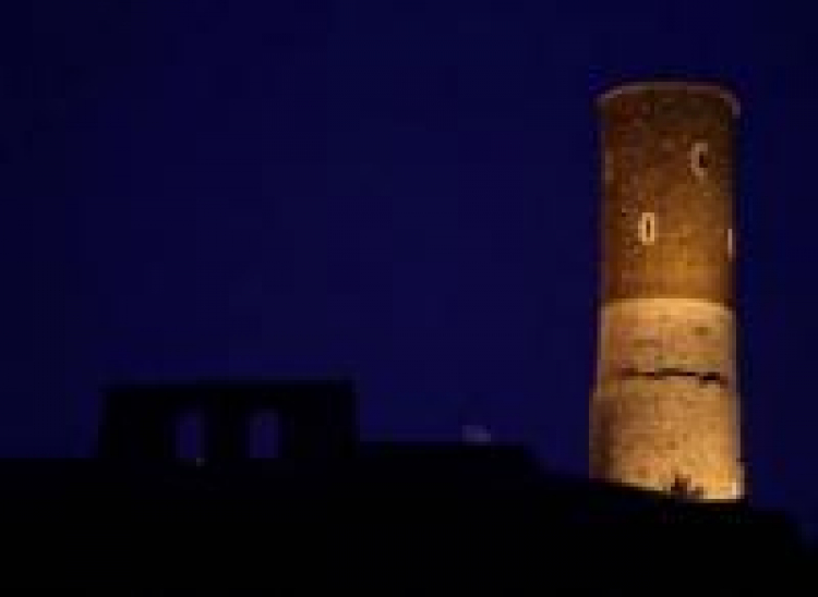 Ruiny Zamku Królewskiego w Chęcinach nocą. 2011 r. Fot. PAP/P. Polak