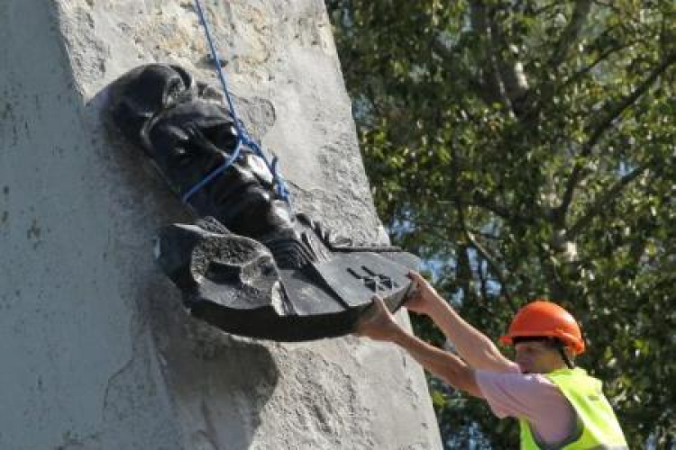 Demontaż popiersia gen. Armii Czerwonej Iwana Czerniachowskiego z pomnika w Pieniężnie. Fot. PAP/T. Waszczuk