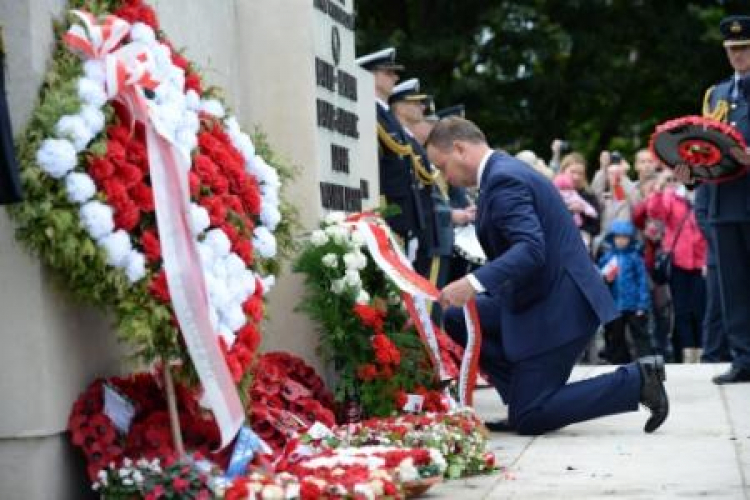 A. Duda składa kwiaty przed Polish War Memorial – pomnikiem ku czci polskich lotników. Fot. PAP/J. Turczyk