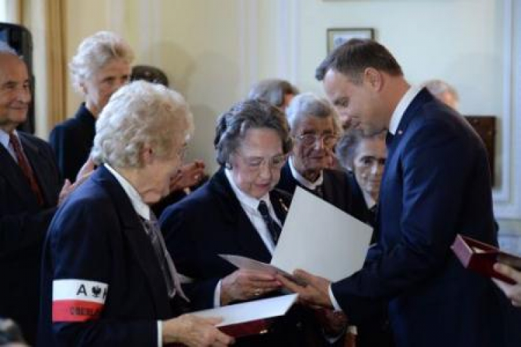 Prezydent A. Duda wręczył awanse na wyższe stopnie oficerskie uczestniczkom powstania warszawskiego. Fot. PAP/J. Turczyk