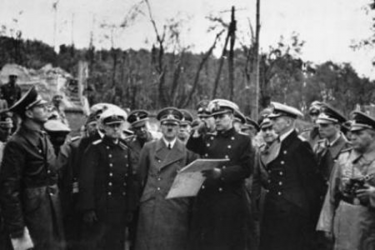 Adolf Hitler zwiedza zdobytą polską placówkę na Westerplatte. 09.1939 r.  Fot. PAP/CAF/Reprodukcja