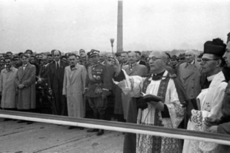 Poświęcenie odbudowanego mostu Poniatowskiego. Obchody 2. rocznicy odrodzenia Polski Ludowej. Fot. PAP/S. Dąbrowiecki