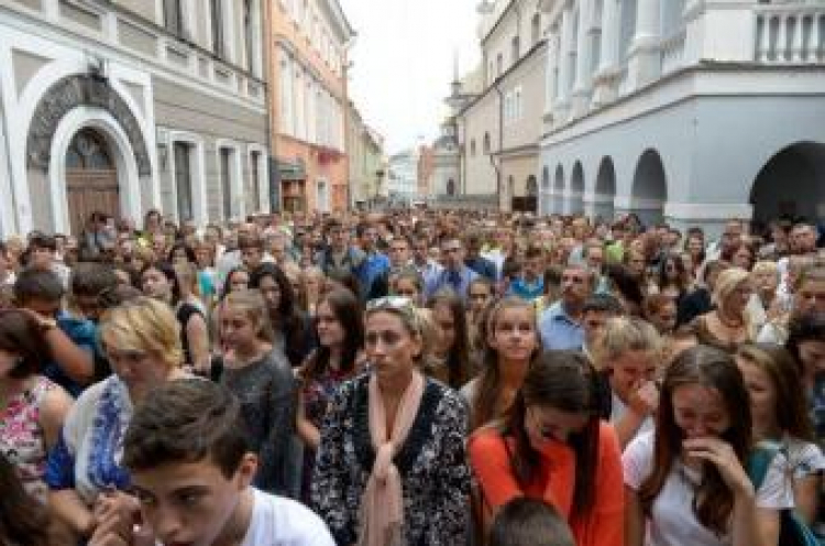 Uczniowie polskich szkół na Litwie wraz z rodzicami przed Kaplicą Ostrobramską w Wilnie. 02.09.2015. Fot. PAP/M. Obara