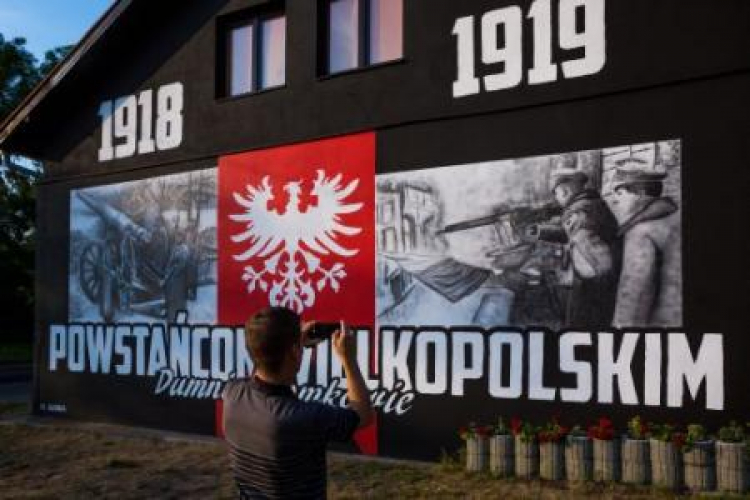 Mural upamiętniający powstańców wielkopolskich na budynku OSP w Czerwonaku. Fot. PAP/M. Zakrzewski