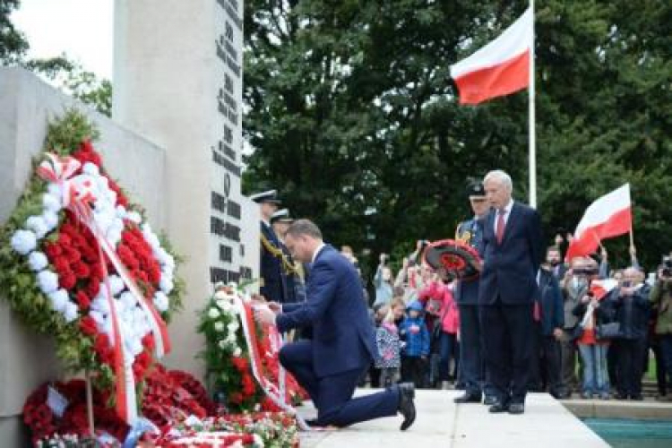 Prezydent Andrzej Duda złożył kwiaty przed Polish War Memorial w Londynie. Fot. PAP/J. Turczyk