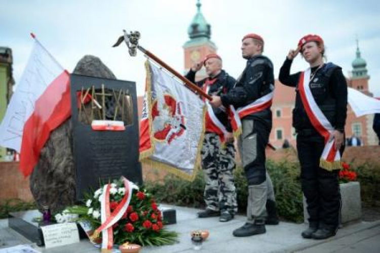 Złożenie kwiatów przed Pomnikiem Katyńskim w Warszawie, na zakończenie XV Rajdu Katyńskiego. Fot. PAP/J. Turczyk