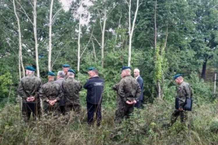 Wojsko w okolicach 65. km trasy łączącej Wrocław z Wałbrzychem. Fot. PAP/W. Kamiński