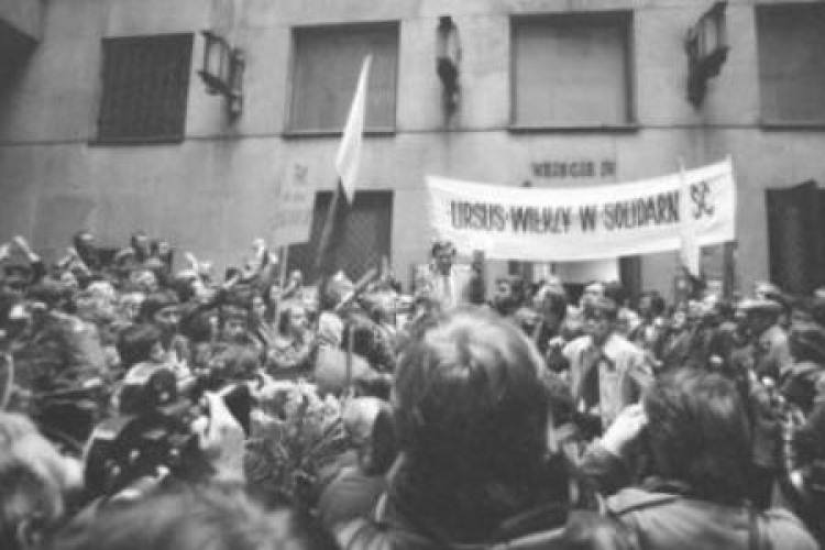 Wstępna rejestracja NSZZ "S". Manifestacja przed budynkiem sądu w stolicy. 24.10.1980. Foto: Fotorzepa, Jakub Ostałowski