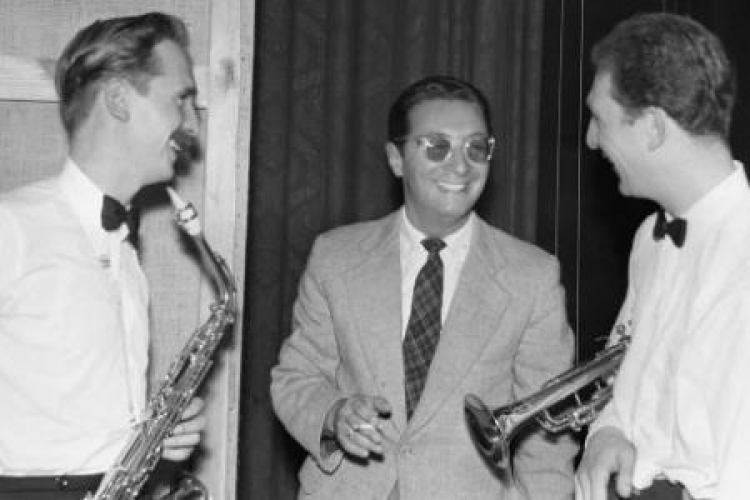 Leopold Tyrmand z muzykami na Festiwalu Jazzowym w Sopocie w 1957 r. Fot. PAP/CAF