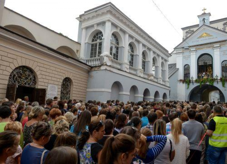 Uczniowie polskich szkół na Litwie wraz z rodzicami przed Kaplicą Ostrobramską w Wilnie. Fot. PAP/M. Obara