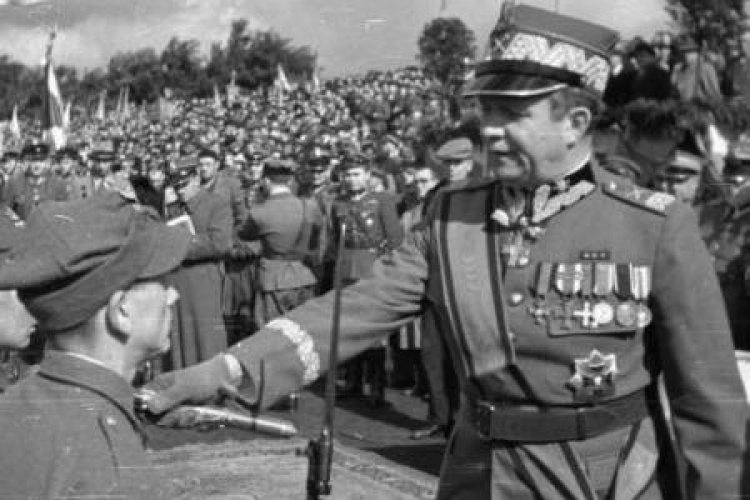 Promocja oficerska z udziałem marszałka M. Roli-Żymierskiego. Łódź 1947. Fot. PAP/CAF/W. Kraska