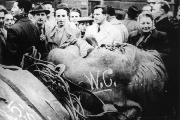 Mieszkańcy Budapesztu po obaleniu pomnika Stalina. Fot. Wikipedia, ze zbiorów The American Hungarian Federation