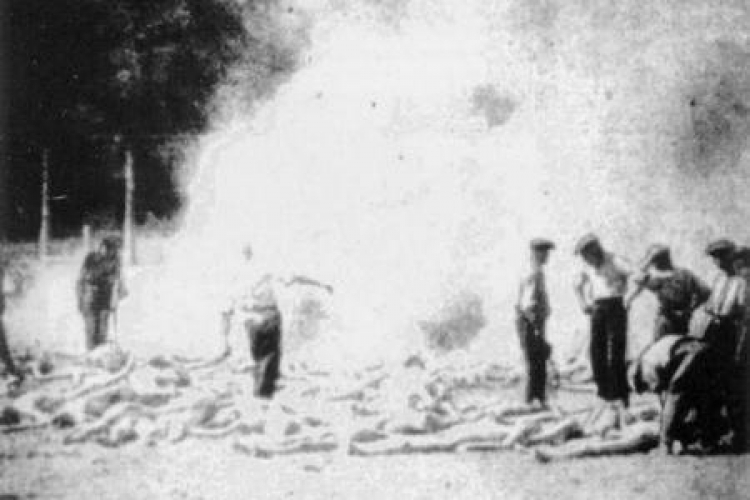 Palenie zwłok Żydów przez Sonderkommando w KL Auschwitz-Birkenau. Fot. IPN