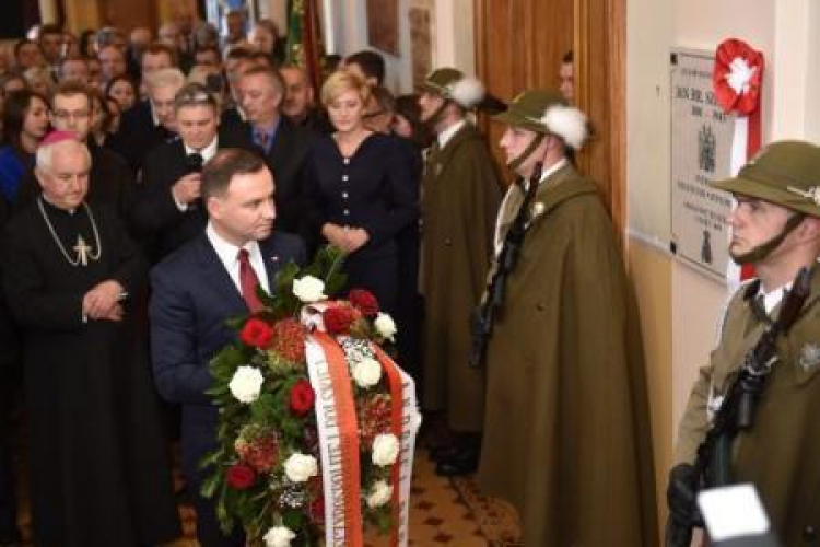Prezydent Andrzej Duda podczas odsłonięcia tablicy ku czi Jana Szembeka. Fot. PAP/J. Bednarczyk