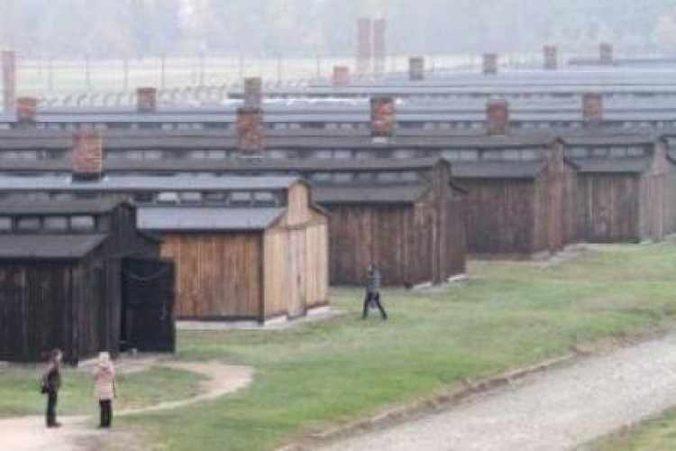 Drewniane baraki dawnego niemieckiego obozu KL Auschwitz II-Birkenau. Fot. PAP/J. Bednarczyk