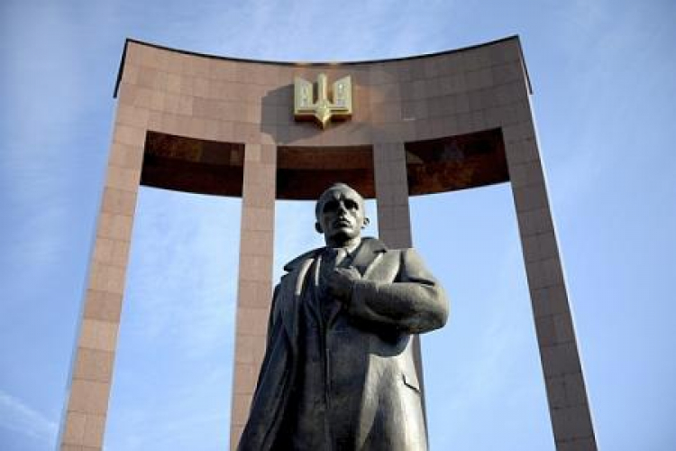 Pomnik Stepana Bandery we Lwowie na Ukrainie Fot.PAP/Darek Delmanowicz