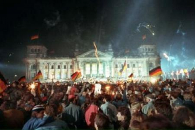 Uroczystości przed gmachem Reichstagu w Berlinie. 3 października 1990 r. Fot. PAP/EPA