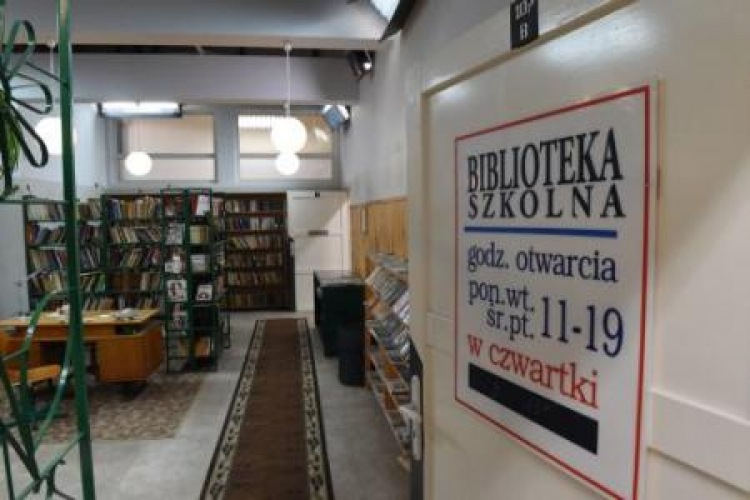 Biblioteka szkolna. Fot. PAP/J. Bednarczyk