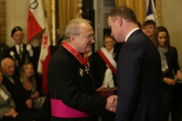 Prezydent Andrzej Duda i odznaczony ks. Stanisław Jeż. Fot. PAP/L. Szymański