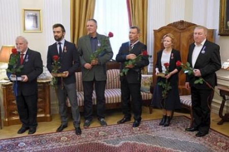 Odznaczeni medalami artyści Teatru Narodowego Fot.PAP/Radek Pietruszka