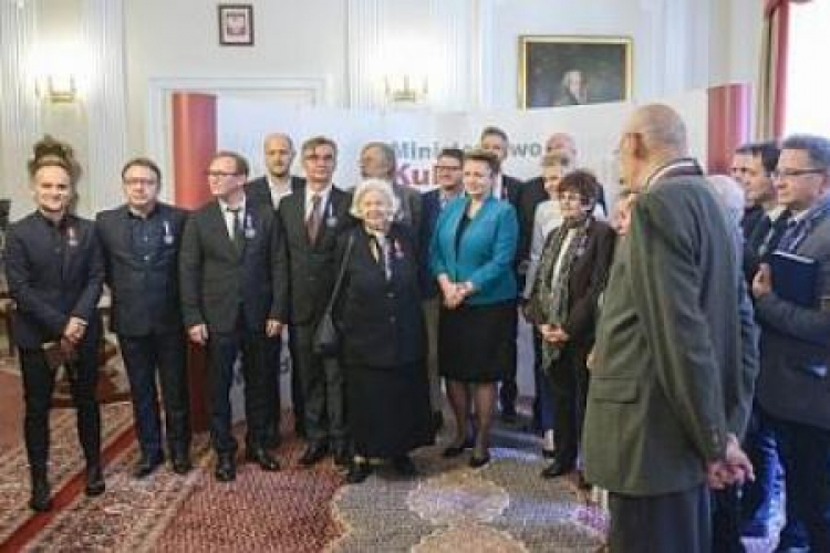 Minister Małgorzata Omilanowska i odznaczeni medalami "Gloria Artis" Fot.PAP/Jakub Kamiński